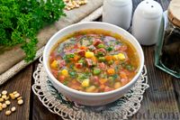 Фото приготовления рецепта: Гороховый суп с колбасой и овощами - шаг №10