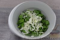 Фото приготовления рецепта: Салат со шпинатом, кукурузой и болгарским перцем - шаг №4