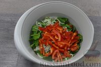 Фото приготовления рецепта: Салат со шпинатом, кукурузой и болгарским перцем - шаг №5