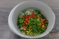 Фото приготовления рецепта: Салат со шпинатом, кукурузой и болгарским перцем - шаг №7