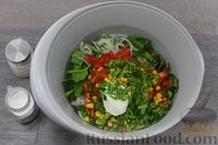 Фото приготовления рецепта: Салат со шпинатом, кукурузой и болгарским перцем - шаг №8