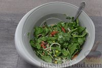 Фото приготовления рецепта: Салат со шпинатом, кукурузой и болгарским перцем - шаг №9