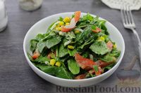 Фото приготовления рецепта: Салат со шпинатом, кукурузой и болгарским перцем - шаг №10