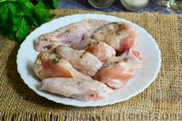 Фото приготовления рецепта: Куриные крылья с овощами и соусом терияки (на сковороде) - шаг №2