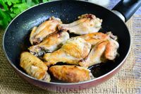Фото приготовления рецепта: Куриные крылья с овощами и соусом терияки (на сковороде) - шаг №8