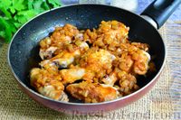 Фото приготовления рецепта: Куриные крылья с овощами и соусом терияки (на сковороде) - шаг №10