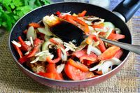 Фото приготовления рецепта: Куриные крылья с овощами и соусом терияки (на сковороде) - шаг №12
