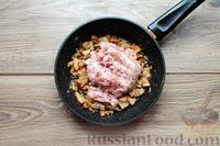 Фото приготовления рецепта: Закусочные слойки-лотосы с картошкой, мясом и грибами - шаг №6