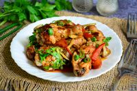 Фото к рецепту: Куриные крылья с овощами и соусом терияки (на сковороде)