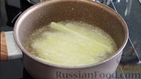 Фото приготовления рецепта: Хрустящая картошка фри с сырным соусом - шаг №3
