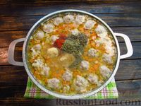 Фото приготовления рецепта: Суп с мясными фрикадельками и клёцками - шаг №24