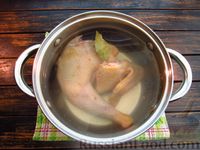 Фото приготовления рецепта: Суп со щавелем, макаронами и яичной паутинкой - шаг №2