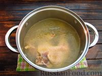 Фото приготовления рецепта: Суп со щавелем, макаронами и яичной паутинкой - шаг №3