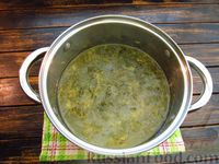 Фото приготовления рецепта: Суп со щавелем, макаронами и яичной паутинкой - шаг №6