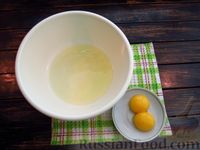 Фото приготовления рецепта: Суп со щавелем, макаронами и яичной паутинкой - шаг №7