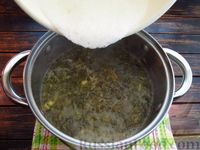 Фото приготовления рецепта: Суп со щавелем, макаронами и яичной паутинкой - шаг №9