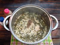Фото приготовления рецепта: Суп со щавелем, макаронами и яичной паутинкой - шаг №11