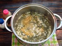 Фото приготовления рецепта: Суп со щавелем, макаронами и яичной паутинкой - шаг №12
