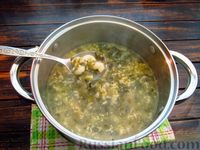 Фото приготовления рецепта: Суп со щавелем, макаронами и яичной паутинкой - шаг №13