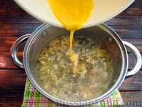 Фото приготовления рецепта: Суп со щавелем, макаронами и яичной паутинкой - шаг №15