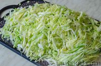 Фото приготовления рецепта: Закрытый бездрожжевой пирог на кефире, с молодой капустой, яйцами и зеленью - шаг №10
