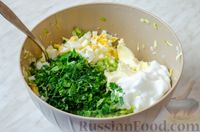 Фото приготовления рецепта: Закрытый бездрожжевой пирог на кефире, с молодой капустой, яйцами и зеленью - шаг №15