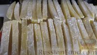 Фото приготовления рецепта: Хрустящая картошка фри с сырным соусом - шаг №2
