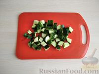 Фото приготовления рецепта: Салат из помидоров с огурцами, брынзой и оливками - шаг №3