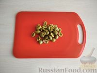 Фото приготовления рецепта: Салат из помидоров с огурцами, брынзой и оливками - шаг №5