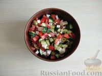 Фото приготовления рецепта: Салат из помидоров с огурцами, брынзой и оливками - шаг №7