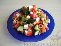 Фото приготовления рецепта: Салат из помидоров с огурцами, брынзой и оливками - шаг №8