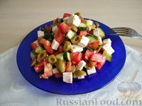 Фото к рецепту: Салат из помидоров с огурцами, брынзой и оливками