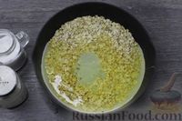 Фото приготовления рецепта: Жареная овсянка с яичными белками и плавленым сыром - шаг №3