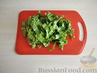 Фото приготовления рецепта: Салат с кукурузой, яйцами и зеленью - шаг №3