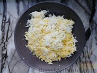 Фото приготовления рецепта: Рулет из плавленого сыра с яйцами и колбасой - шаг №7
