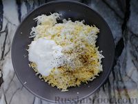 Фото приготовления рецепта: Рулет из плавленого сыра с яйцами и колбасой - шаг №8