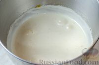 Фото приготовления рецепта: Бисквитный пирог с кремом из творожного сыра, сметаны и сгущёнки - шаг №3