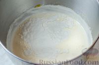 Фото приготовления рецепта: Бисквитный пирог с кремом из творожного сыра, сметаны и сгущёнки - шаг №5
