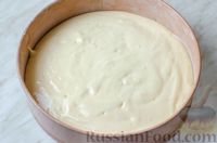 Фото приготовления рецепта: Бисквитный пирог с кремом из творожного сыра, сметаны и сгущёнки - шаг №7