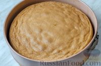 Фото приготовления рецепта: Бисквитный пирог с кремом из творожного сыра, сметаны и сгущёнки - шаг №8