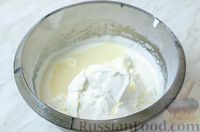 Фото приготовления рецепта: Бисквитный пирог с кремом из творожного сыра, сметаны и сгущёнки - шаг №10