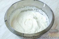 Фото приготовления рецепта: Бисквитный пирог с кремом из творожного сыра, сметаны и сгущёнки - шаг №11