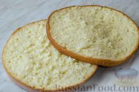 Фото приготовления рецепта: Бисквитный пирог с кремом из творожного сыра, сметаны и сгущёнки - шаг №12