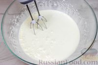 Фото приготовления рецепта: Бисквитный пирог на горячем молоке - шаг №2