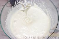 Фото приготовления рецепта: Бисквитный пирог на горячем молоке - шаг №4