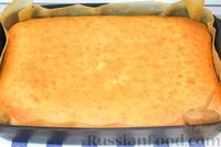 Фото приготовления рецепта: Бисквитный пирог на горячем молоке - шаг №8