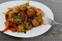 Фото к рецепту: Сосиски, жаренные с овощами и соевым соусом