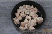 Фото приготовления рецепта: Курица, тушенная с кабачками и болгарским перцем - шаг №2