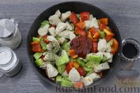Фото приготовления рецепта: Курица, тушенная с кабачками и болгарским перцем - шаг №5
