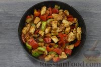Фото приготовления рецепта: Курица, тушенная с кабачками и болгарским перцем - шаг №6
